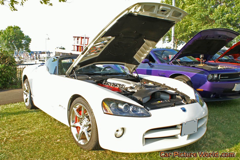 Viper SRT-10 Front Right