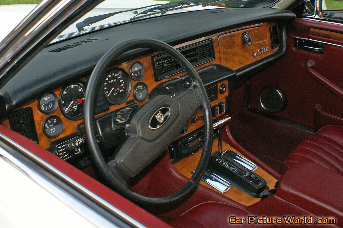 Jaguar XJ6 Series III Dash Picture