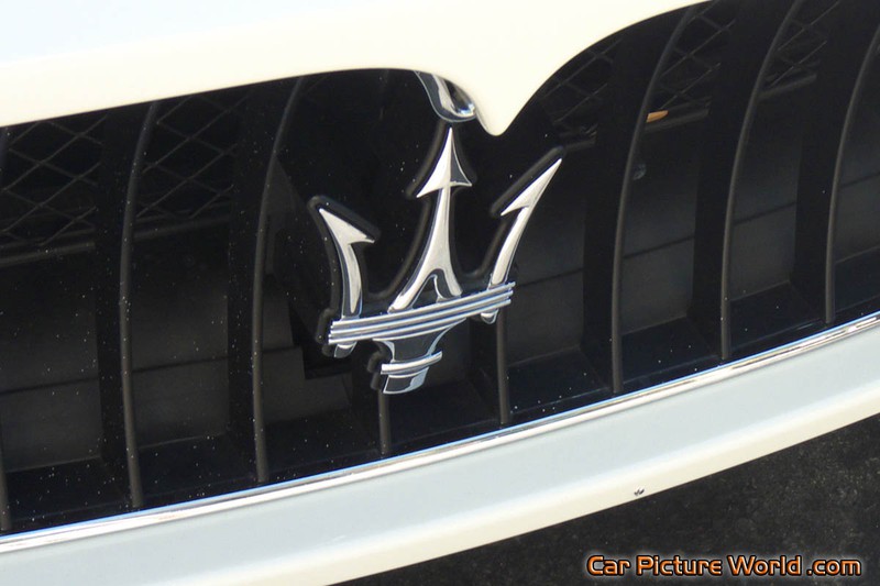 Maserati GranTurismo S Grill Crest